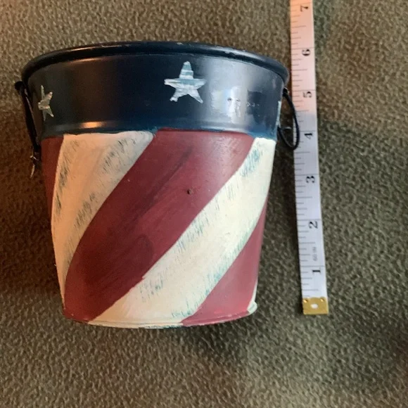Set of 2 rustic Patriotic metal containers. Approx 8 1/2” x 5” and 4 1/2” x 5” - Picture 6 of 9